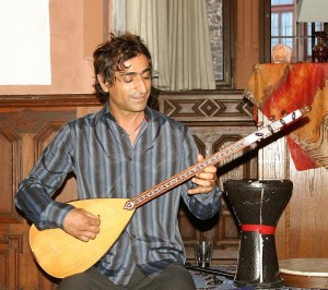 Baglama Mustafa Erdogan (EL DINO), Berlin, mit Saz-Instrument