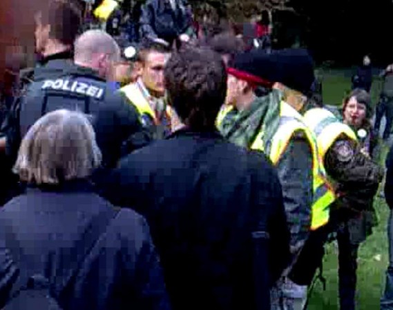 Der Polizei-Trupp in zivil trifft bei BFE-Gruppenführer `Glatze` ein