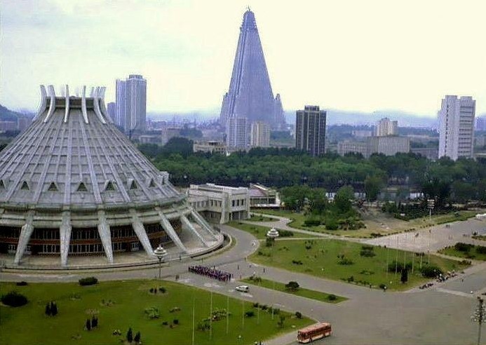 Der Sportpalast von Pyongyang. Im Hintergrund das Ryugyong Hotel. Der Sportpalast von Pyongyang. Im Hintergrund das Ryugyong Hotel.